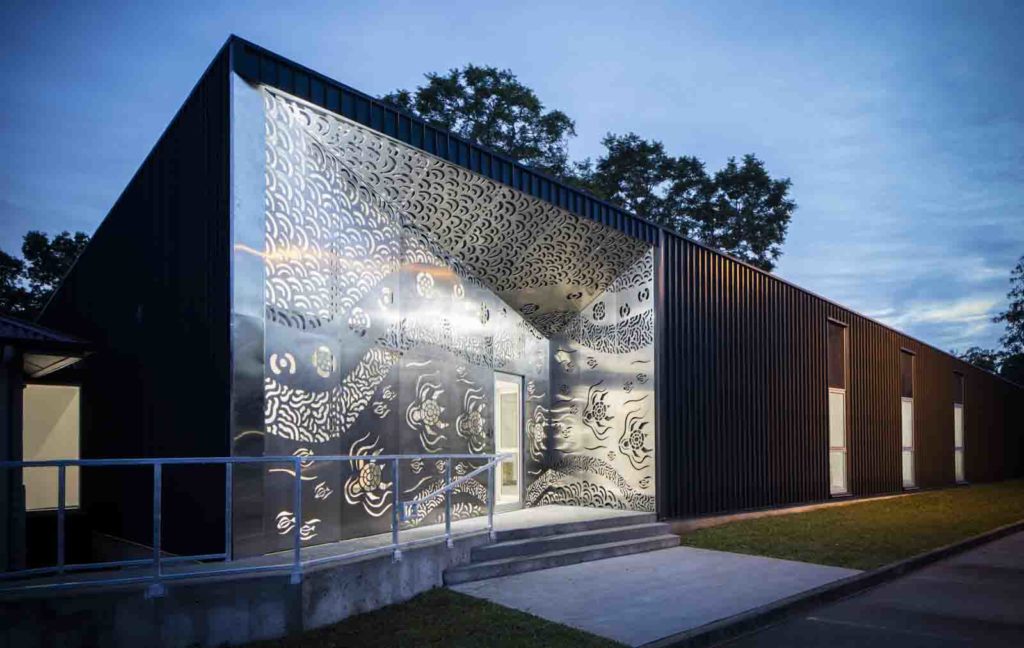 KaunitzYeung_PurfleetClinic_Taree_2164-1024x648.jpg Evening light, a building with an Aboriginal art screen facade